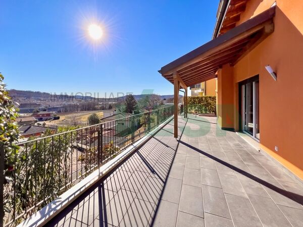 Elegantes, grosszügiges und sehr helles Haus in schöner Panoramalage