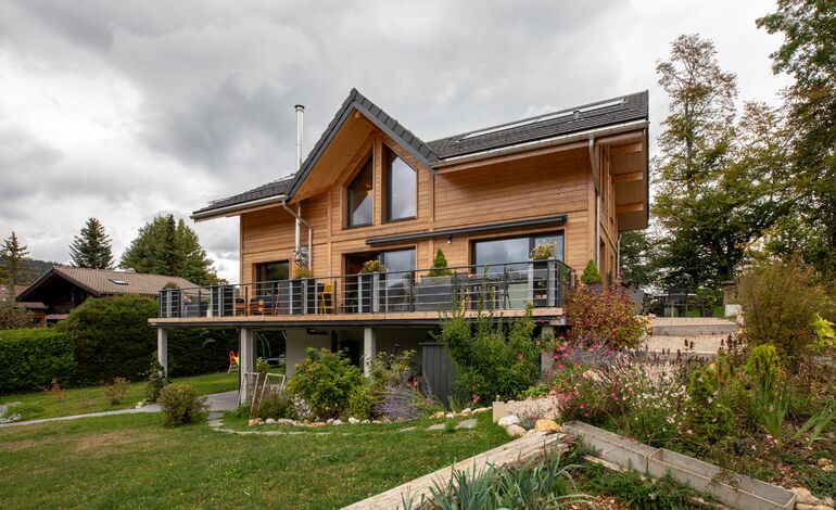 Chalet moderne niché dans un écrin de verdure