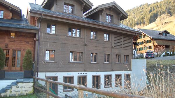 Elegance et raffinement pour ce chalet du XIXe partiellement rénové.