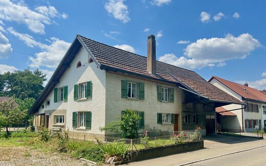 Charming 6.5 room house with large volumes.