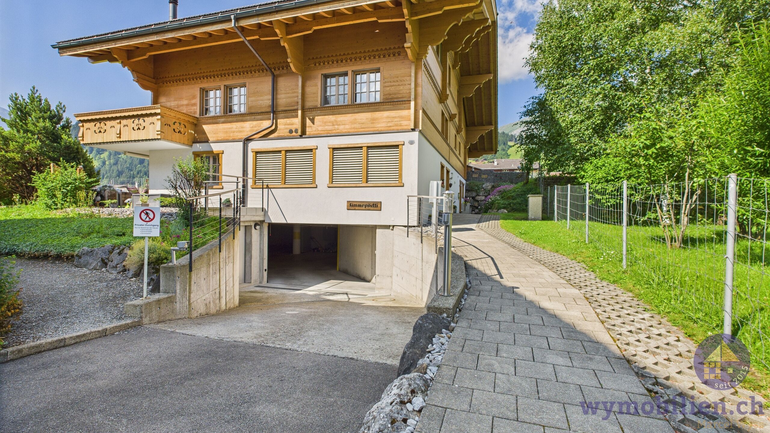 Zugang zum Chalet Simmepörtli mit 3 Wohnungen