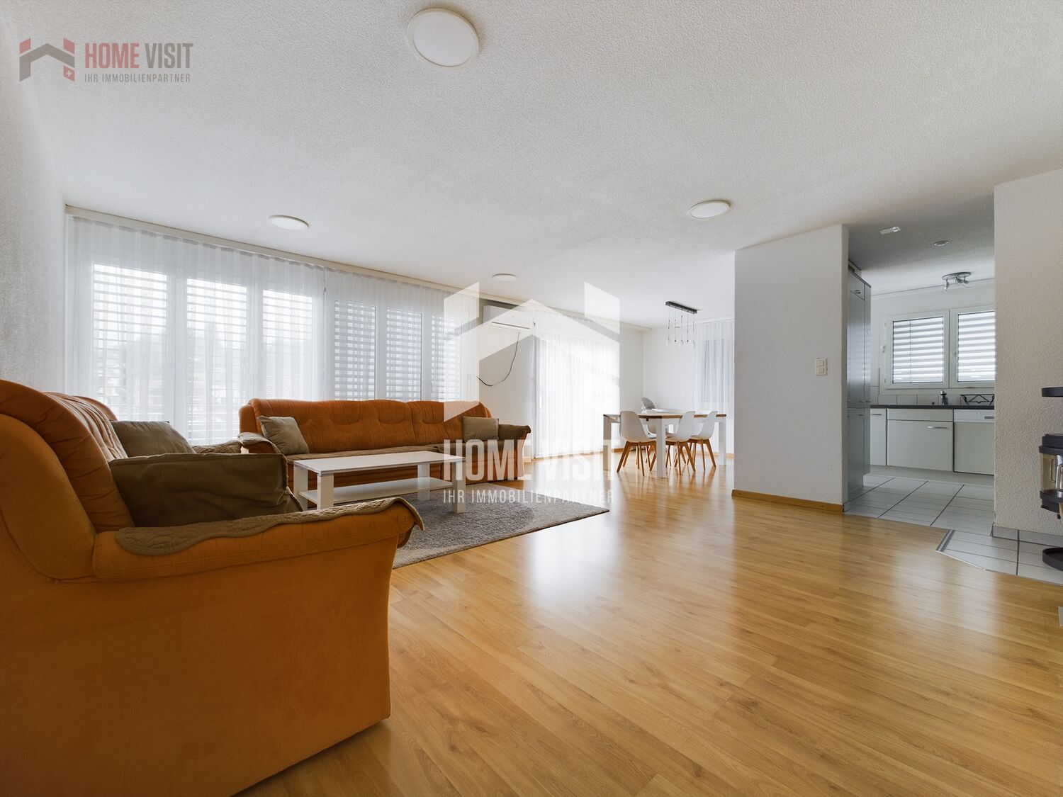 Wohn-/Esszimmer mit Blick zur Küche