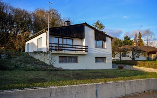Beautiful family house with 1200m2 of land in Chevenez.