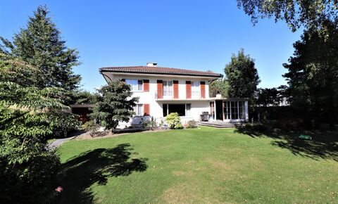 Einfamilienhaus auf sehr grossem Grundstück mitten in Kirchberg!