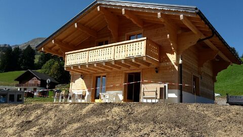 Chalet en finition aux Mosses, bordure ruisseau sans personne devant.