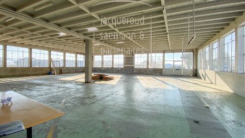 Spazio aperto in chic ex capannoni industriali