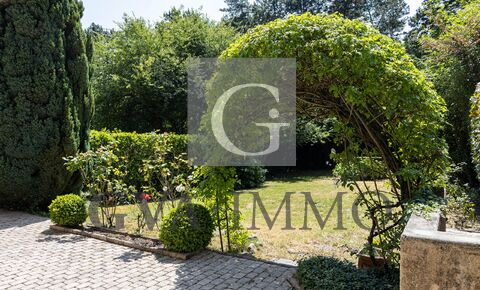 Triplex with charming private garden