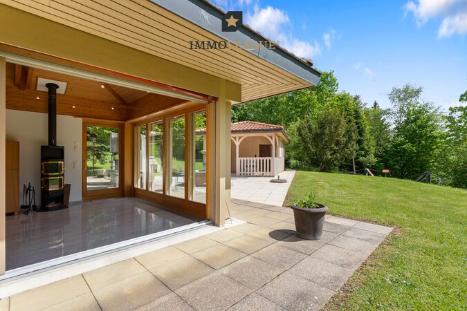 Grosszügigkeit, die begeistert: Die stilvolle Aussenansicht mit den eleganten Nebengebäuden unterstreicht den exklusiven Charakter der Landhausvilla. 