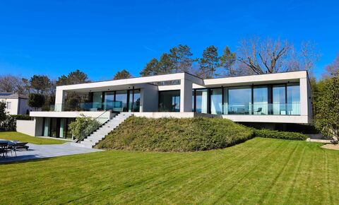 Superb detached villa with swimming pool in a residential area