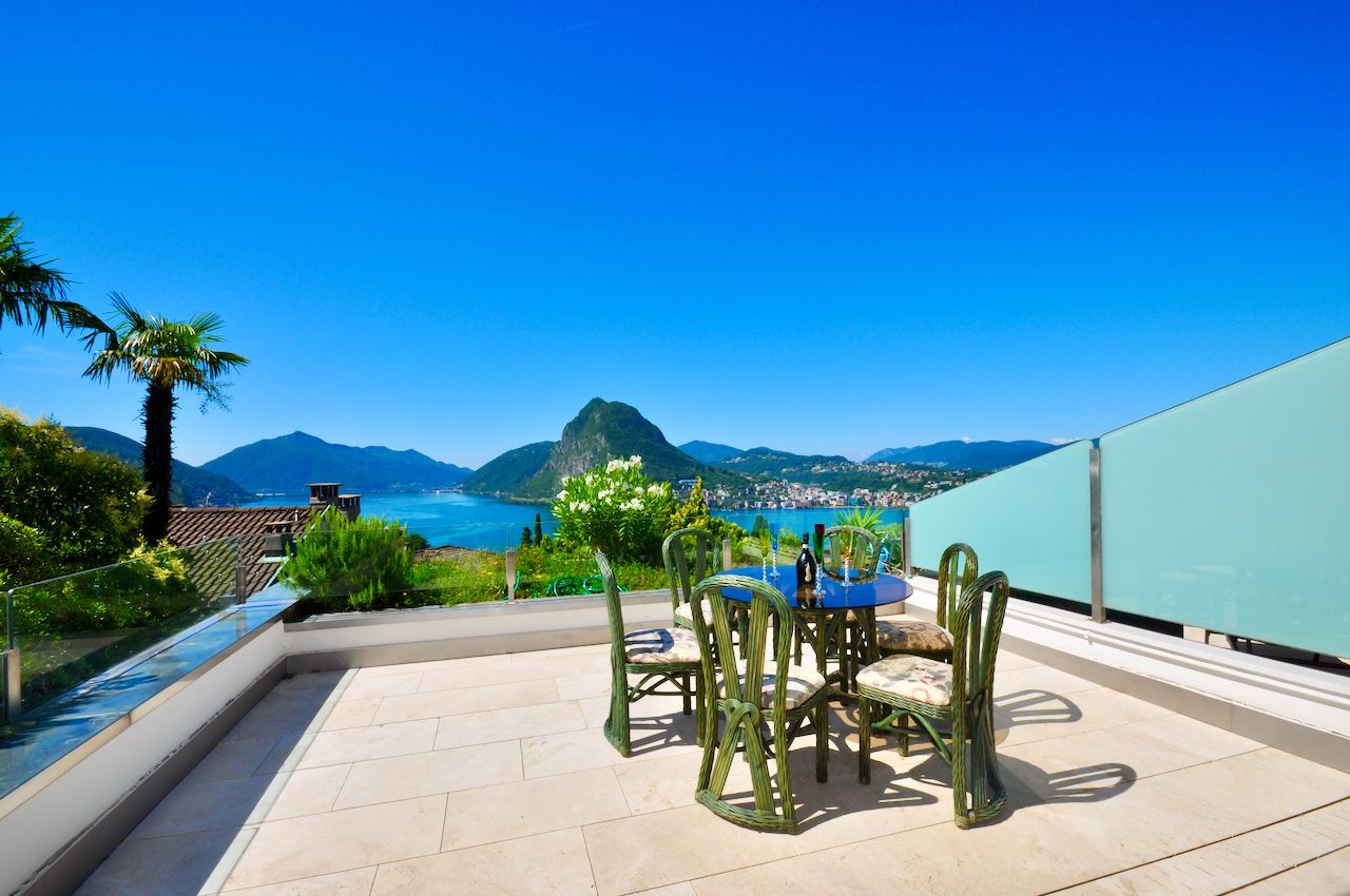 Elegante Appartamento con Splendida Vista sul Lago di Lugano