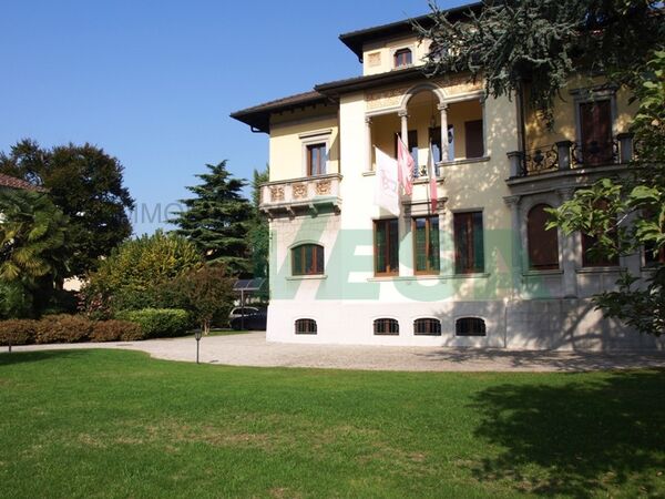 Herrliche Jugendstilvilla mit wunderbarem Park und Originaldetails