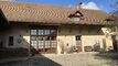 Ferme mitoyenne rénovée avec grand terrain agricole adjacent.