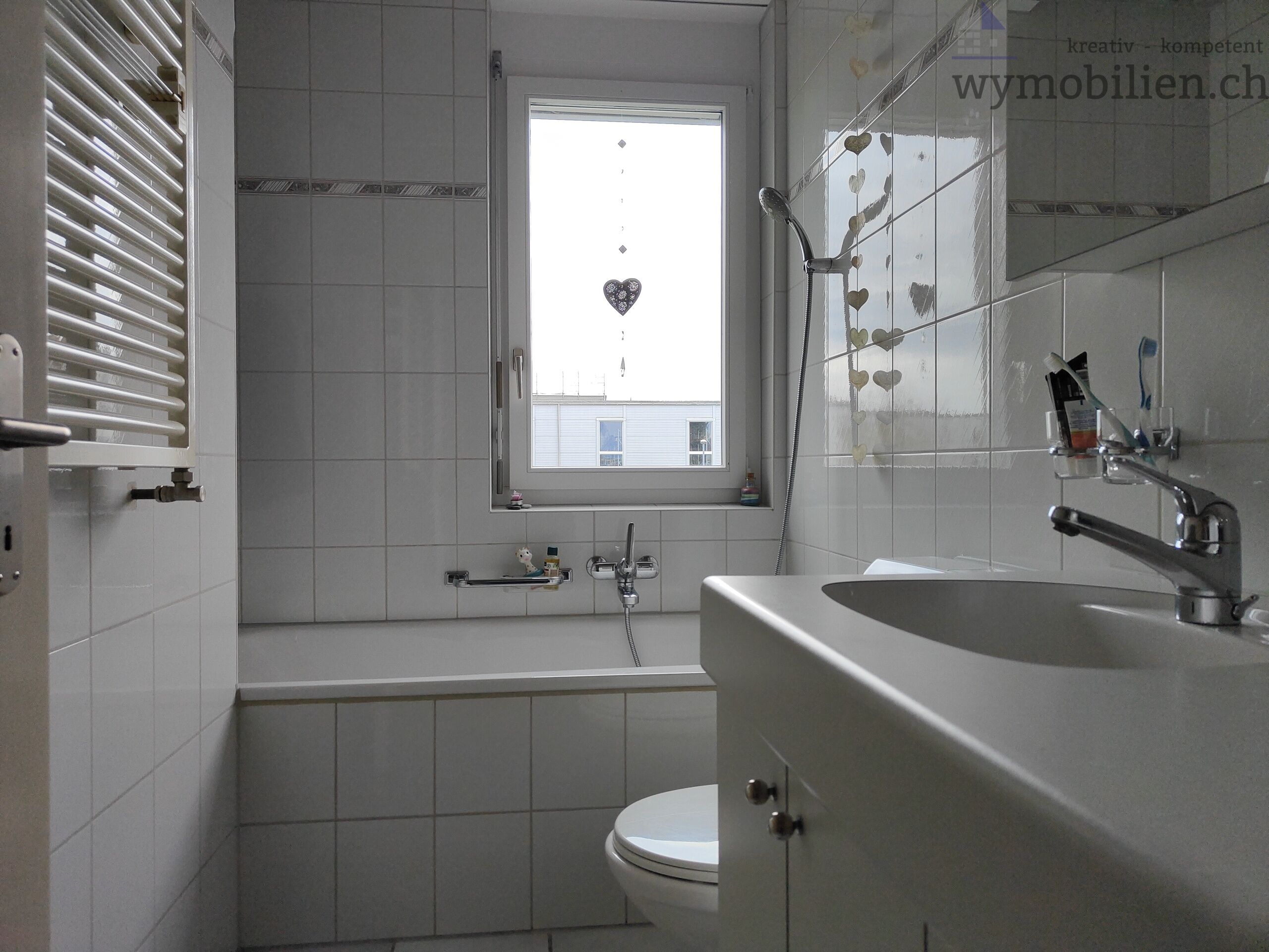Bad 2 mit Badewanne