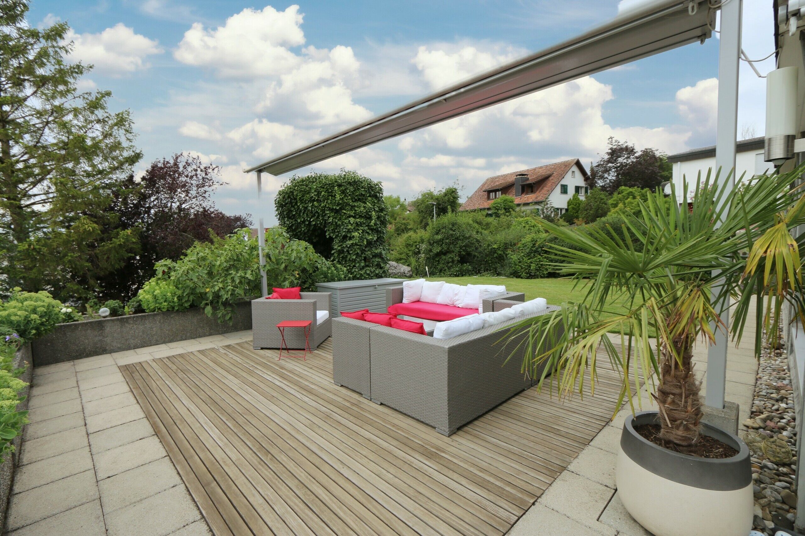 Auf der riesigen Terrasse fühlt es sich wie Ferien an