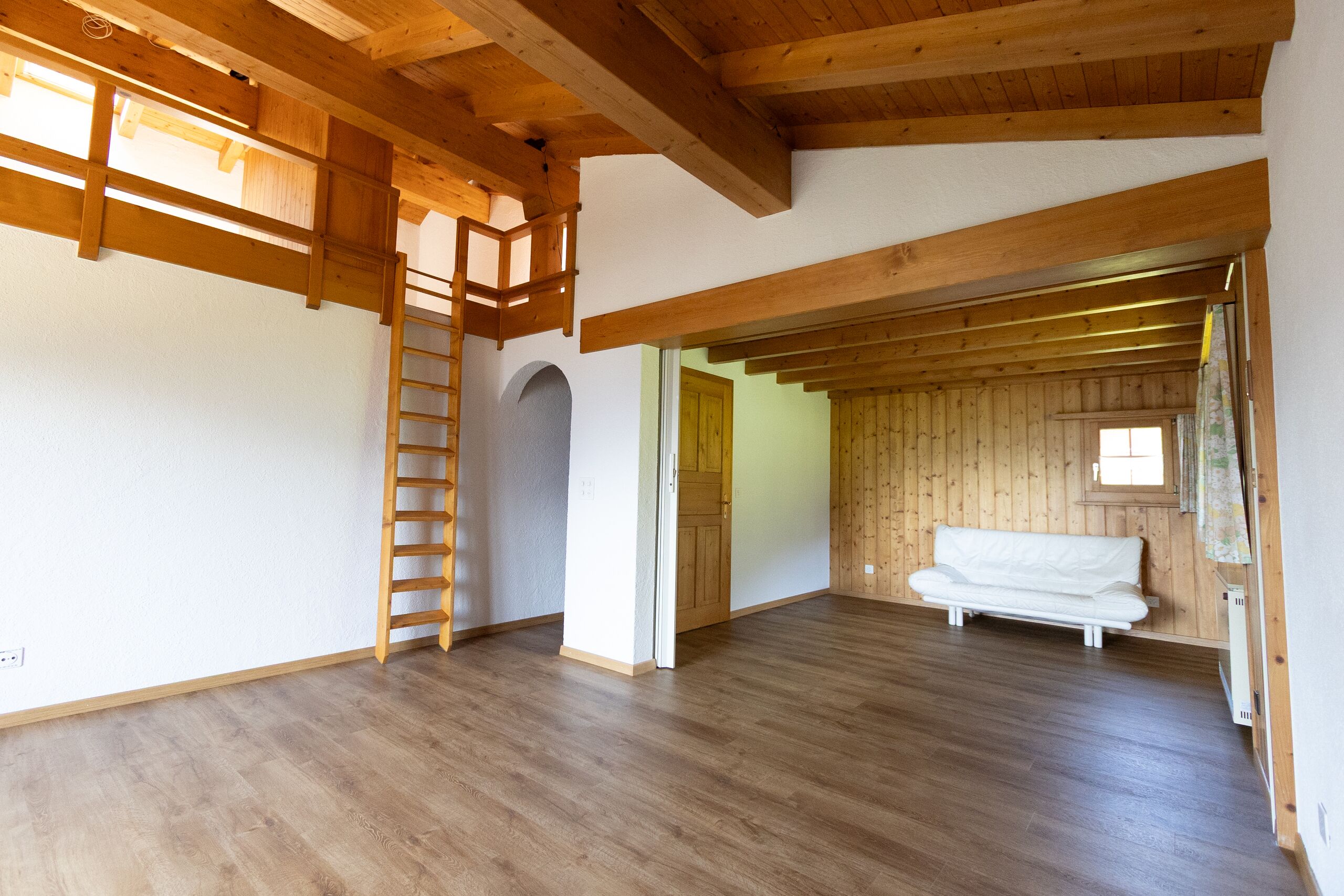 Wohnzimmer mit Blick in Schlafzimmer