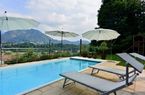 Splendida villa con piscina, nel verde e con bellissima vista aperta