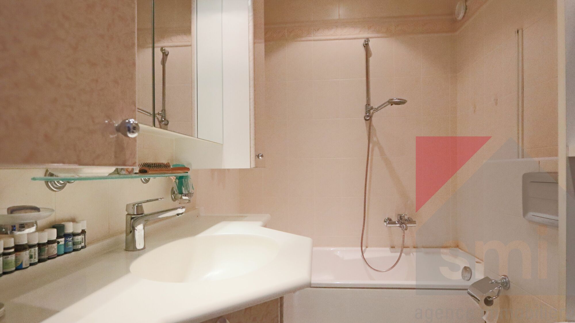 Salle de bain avec baignoire