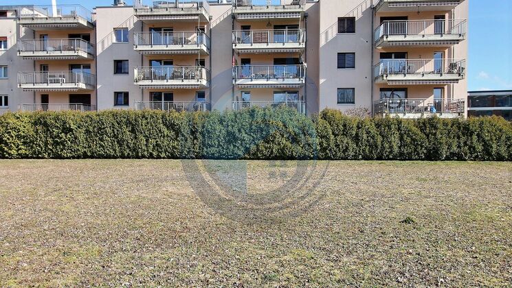 SPACIEUX ATTIQUE TRAVERSANT DE 3,5 PCES AVEC BALCON ET GRANDE TERRASSE