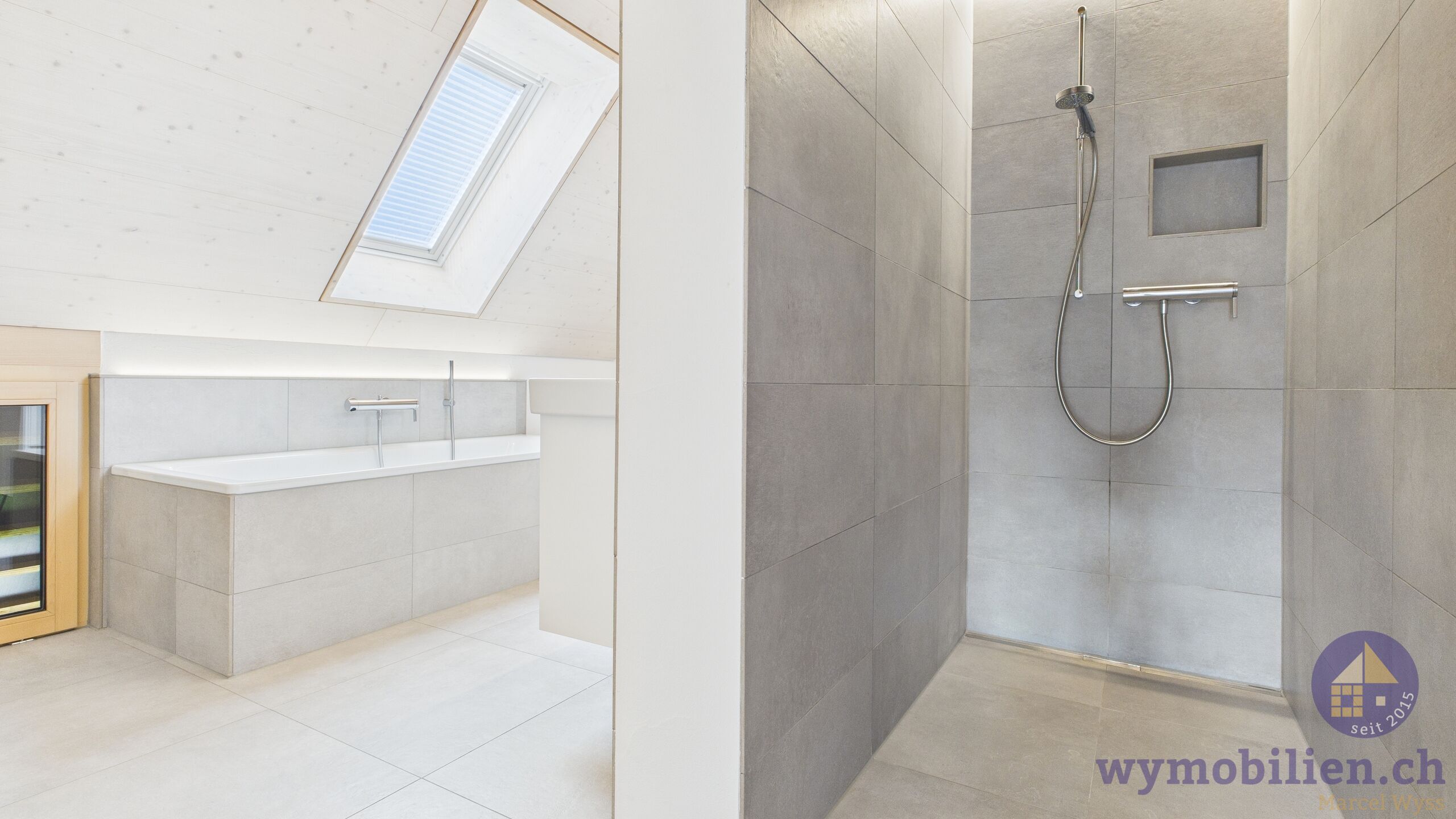 Bad mit Badewanne, Dusche, Doppellavabo