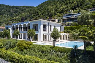 Spectacular lakefront property