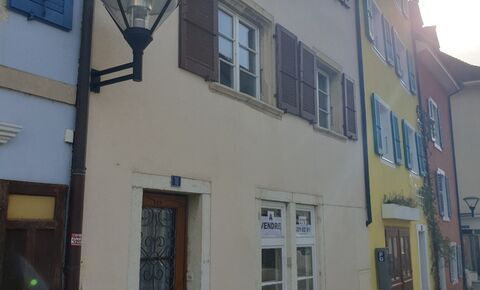 Residential building composed of 6.5 rooms + 1 commercial premises