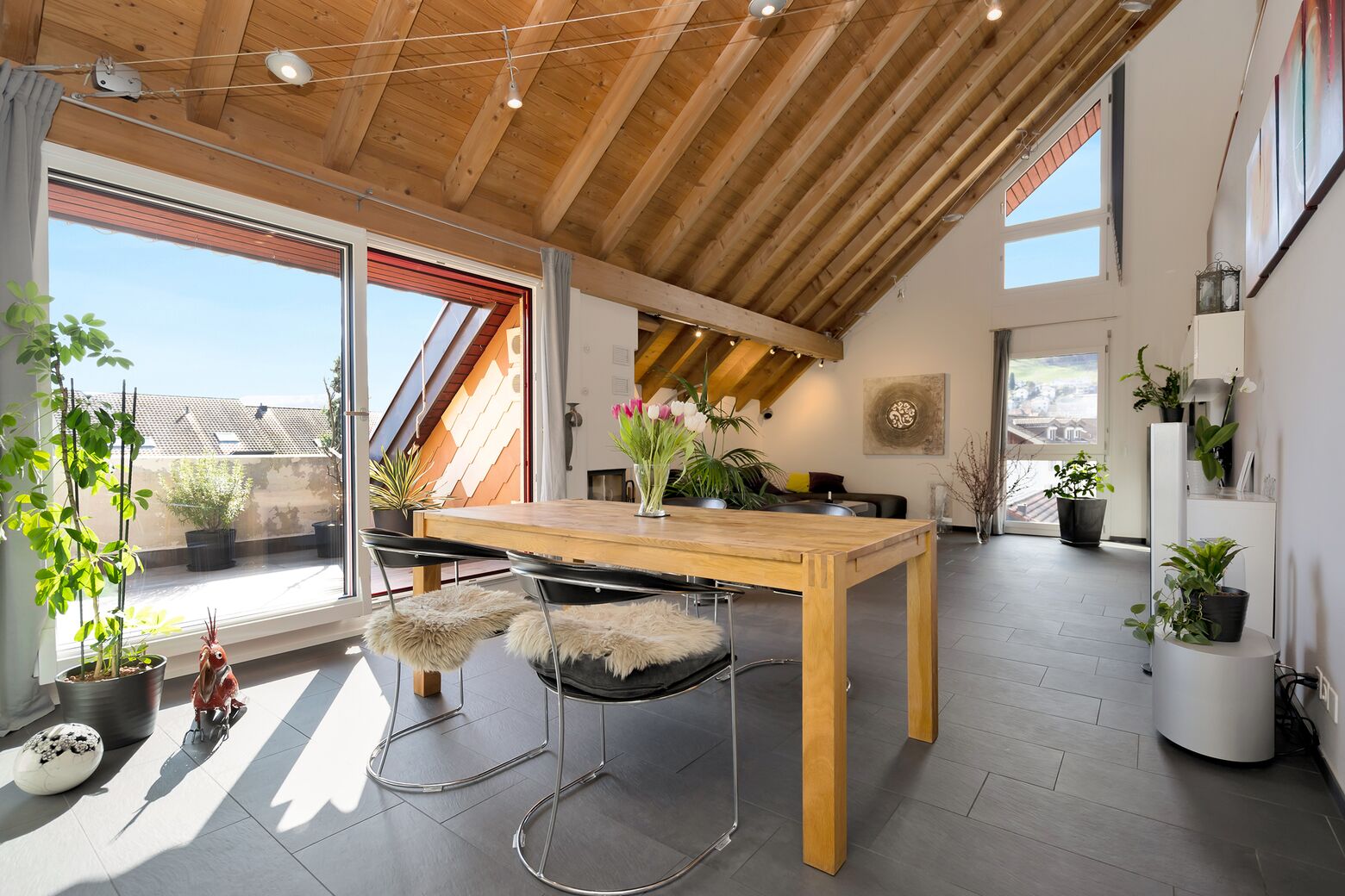 Wohnzimmer mit Cheminée und Zugang zum sonnigen Südbalkon