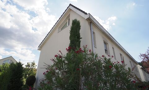 Semi-detached house with garden and 4 garage spaces