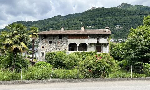 GERRE DI SOTTO (LOCARNO),
Vendiamo splendida e antica casa signorile
