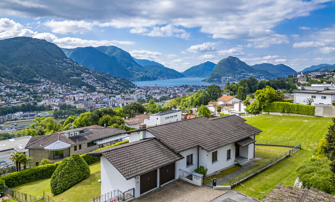 Zweifamilienhaus mit grossem Garten und schöner Panoramasicht