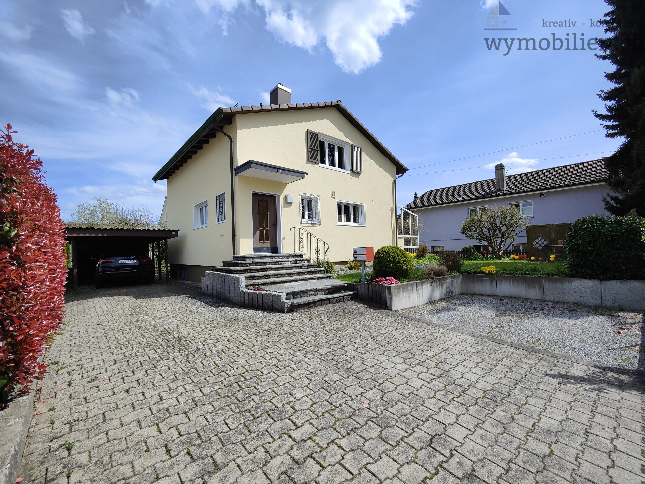 Vorplatz, Parkplatz, links Carport 