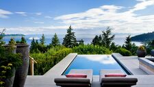 Prestigieuse maison moderne avec vue sur le lac et les montagnes.