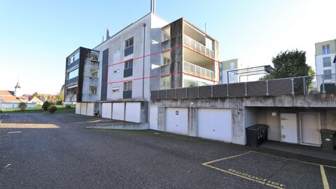 À vendre:
appartement 4.5-pièces au 1er étage
endroit central