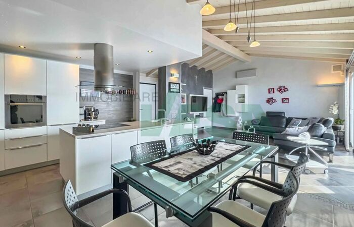 Moderna e luminosa villa mono-bifamiliare con splendida vista aperta
