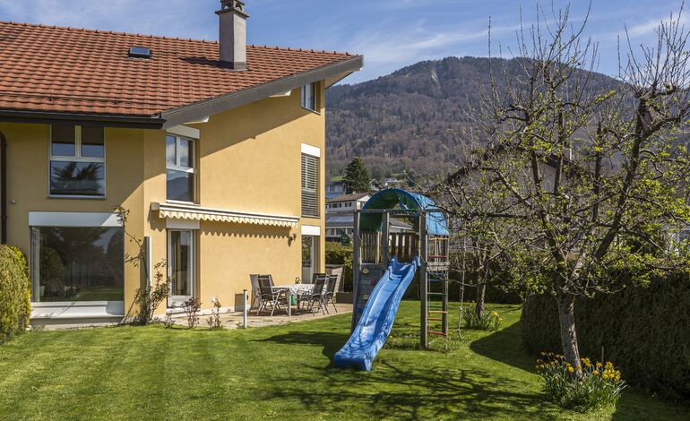Villa jumelle de 6.5 pièces avec vue sur le lac
