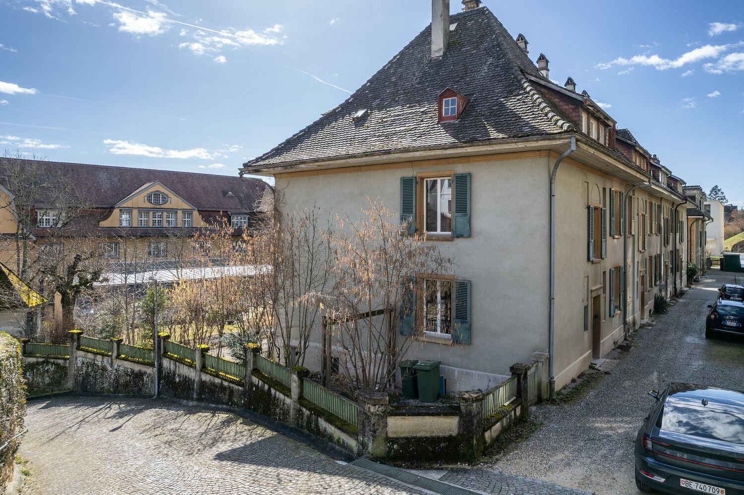OSTANSICHT UND ZUFAHRT