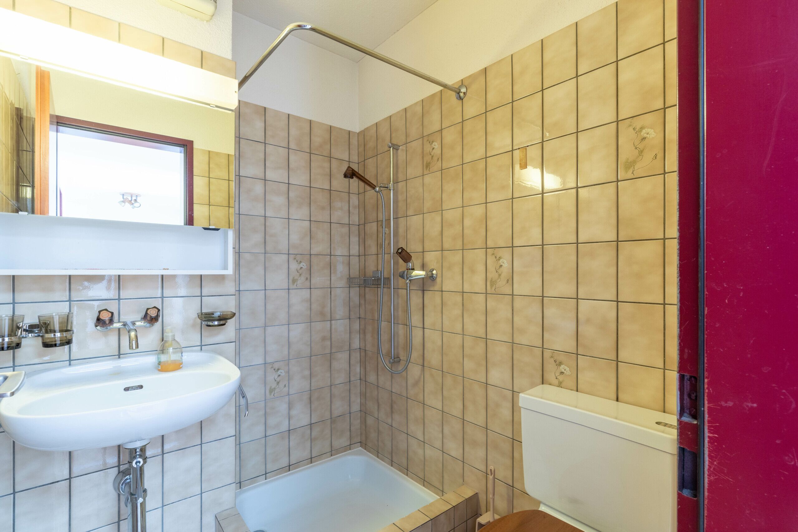 Badezimmer mit Dusche, WC und Lavabo