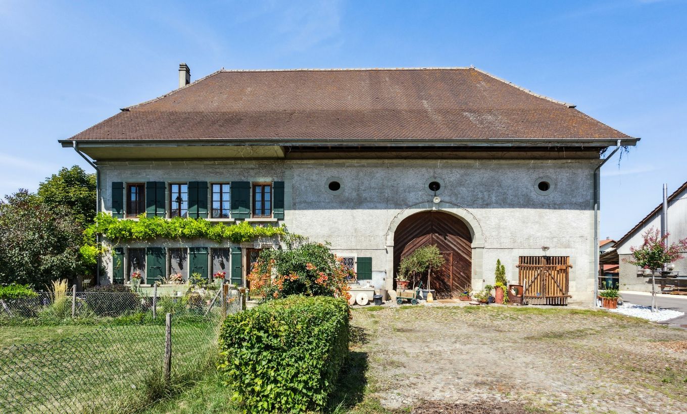 Charming farmhouse with great potential