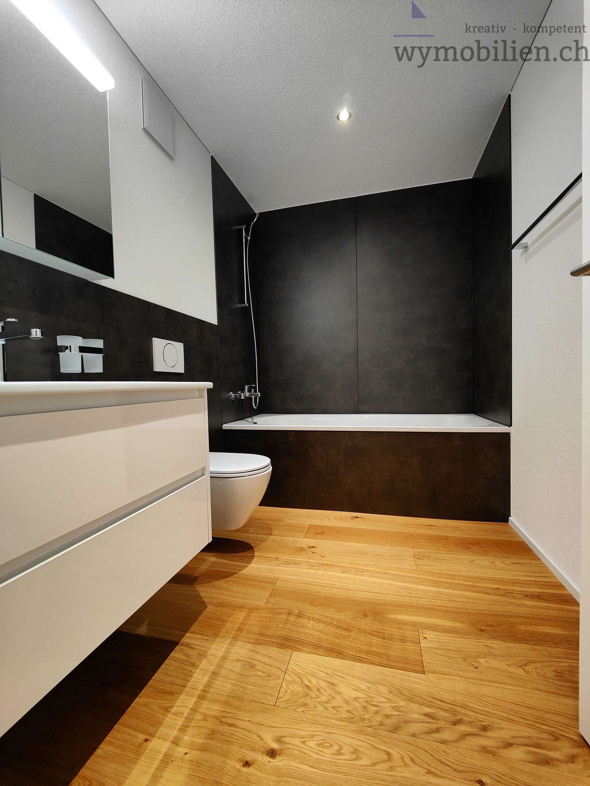 2. Bad mit Badewanne  (Musterwohnung)