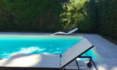 Semi-detached house with five bedrooms and pool in Onex