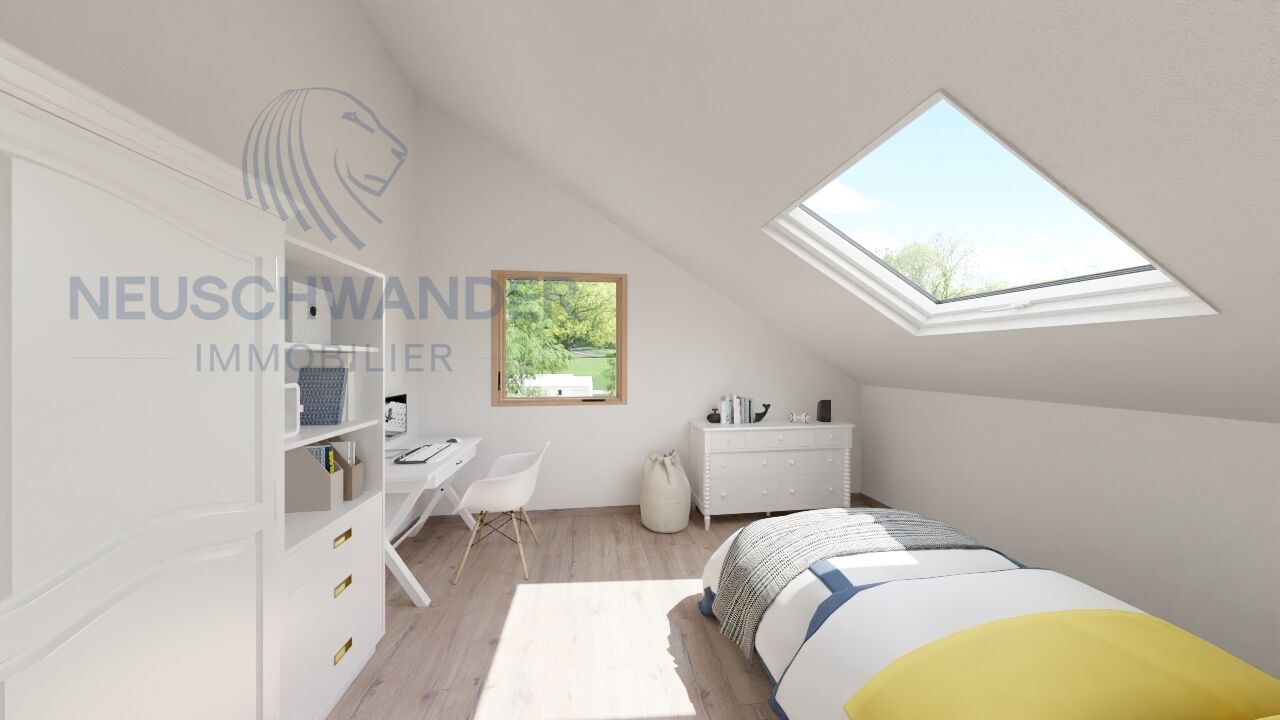 une petite chambre dans un grenier avec un lit, un bureau et une lucarne