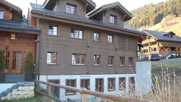 Elegance et raffinement pour ce chalet du XIXe partiellement rénové.