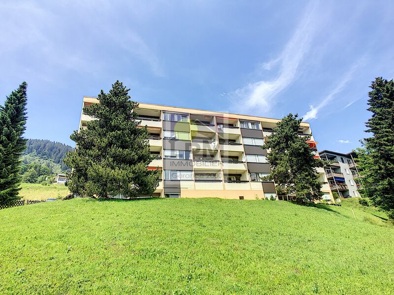 Nice renovated top floor studio ideally located!