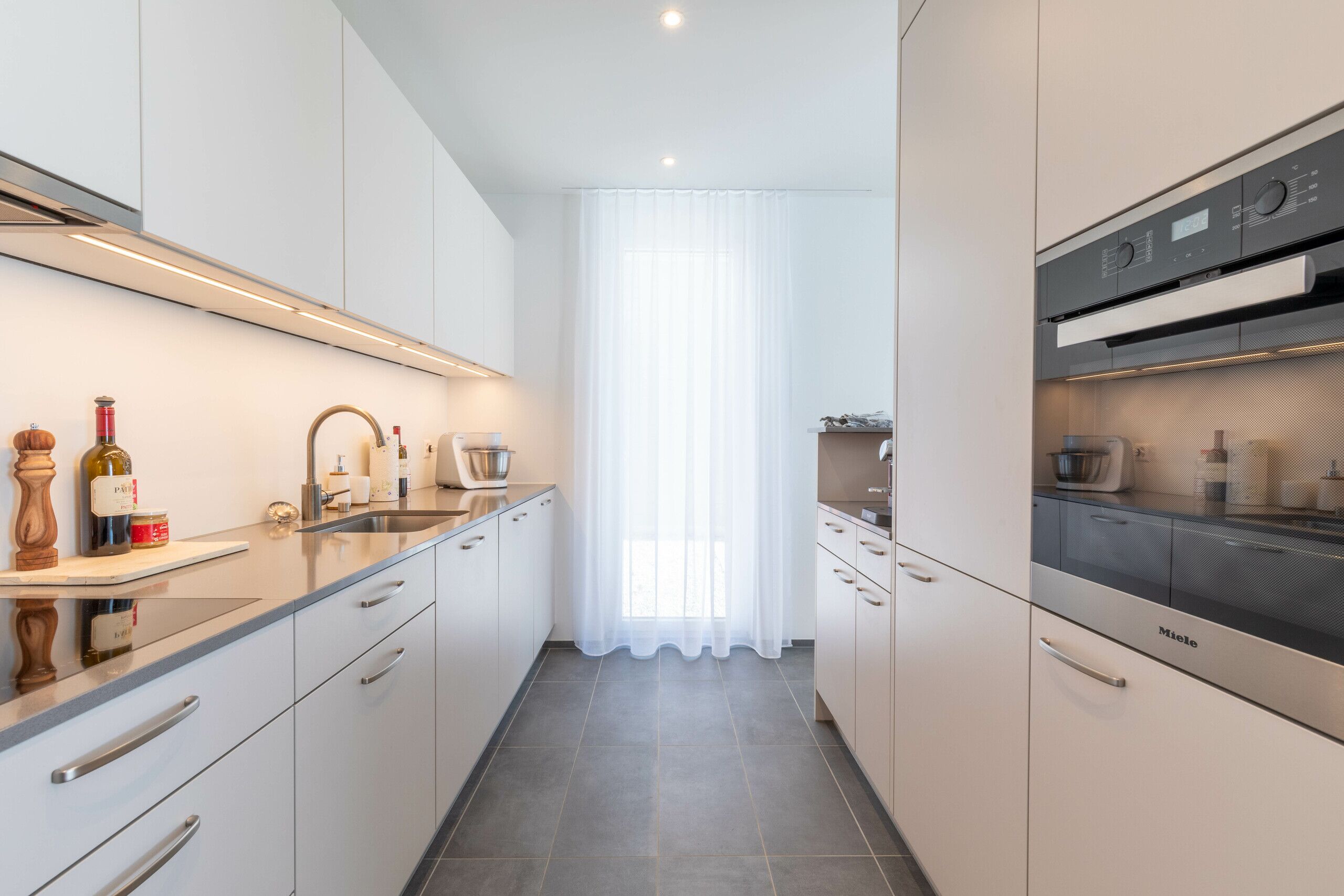 Küche (Backofen, Glaskeramik-Kochfeld, Kühlschrank, Geschirrspüler)