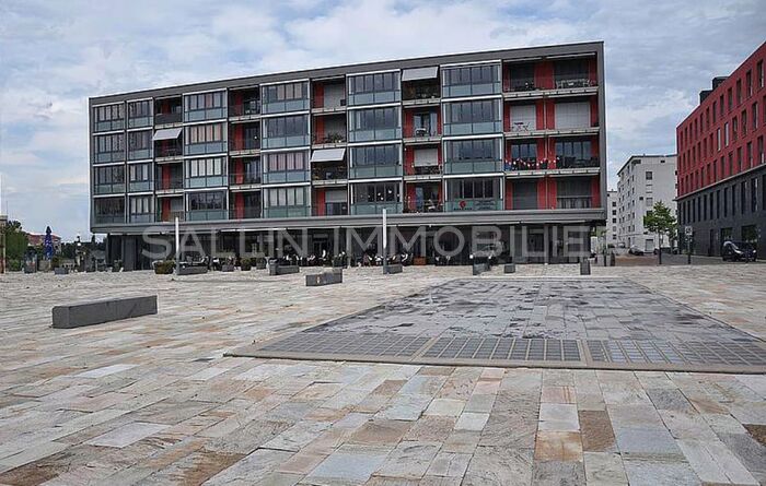 Belle et lumineuse surface administrative au 4ème étage avec pl. int.