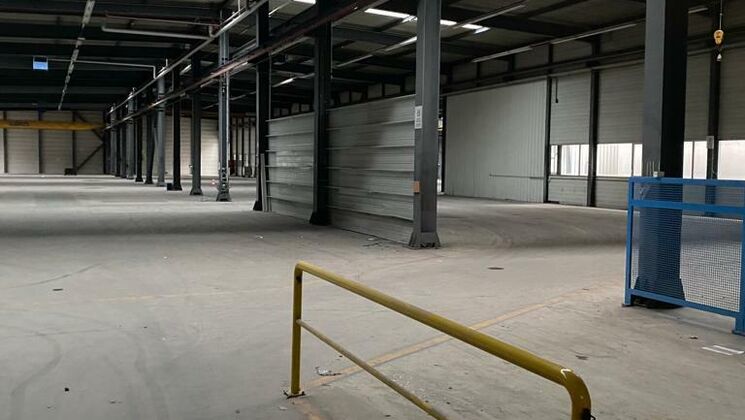 Industrial hall of 2,900 m2 for rent 300 meters from the motorway.