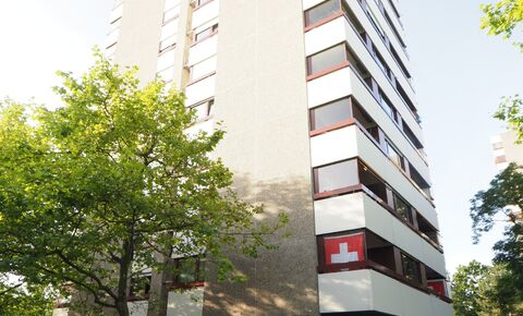 Apartment in need of renovation with panoramic balconies and parking s