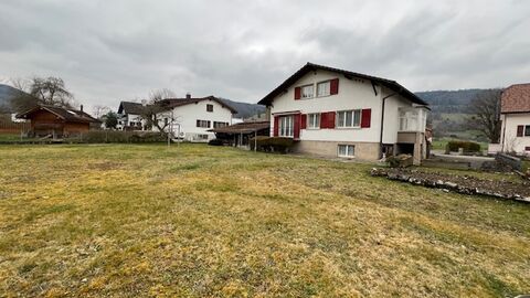 Verkaufschance: Renovierungsbedürftiges Haus mit großem Baugrundstück