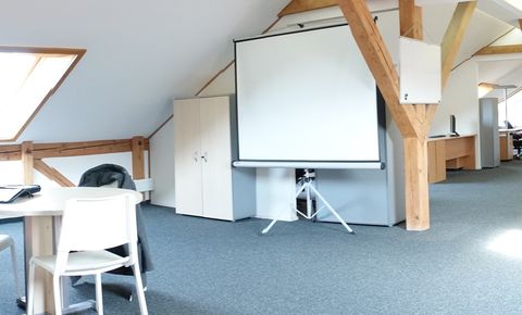 Grand open-space meublé avec salle de conférence