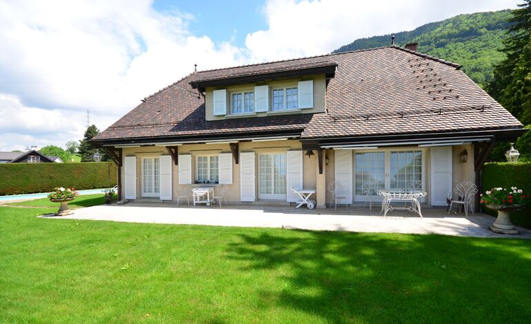 Grande villa de 7.5 pièces
Quartier calme et résidentiel