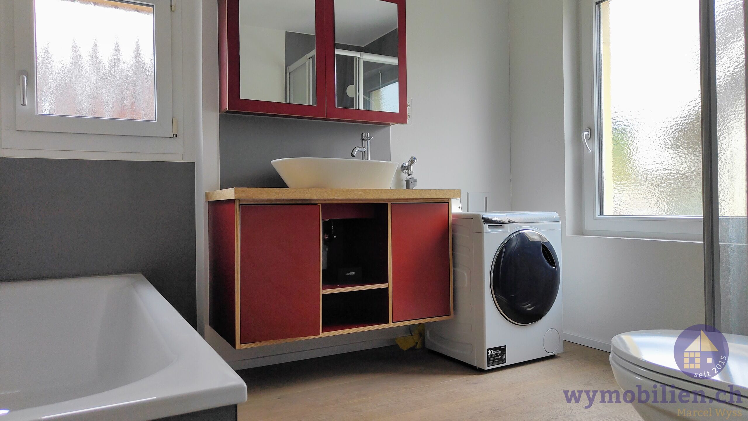 Bad mit Dusche und Badewanne